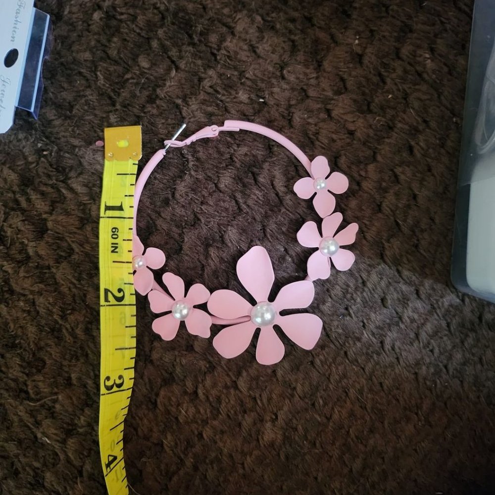 NEW IN PACKAGE WOMENS PINK FLORAL LARGE HOOP EARRINGS ~ BEAUTIFUL